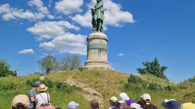Les élèves de CE2 au pied de la statue de Vercingétorix, sur le mont Auxois