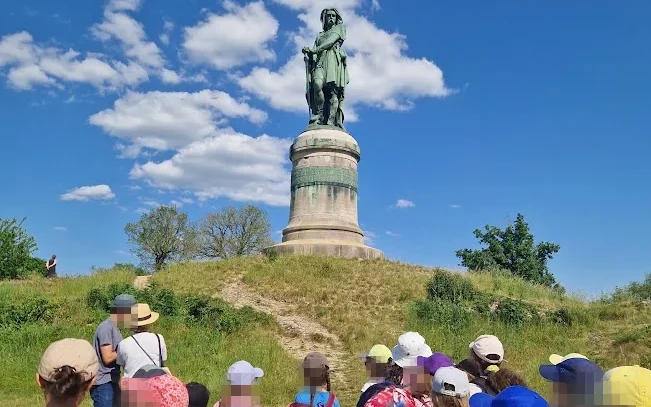 Les élèves de CE2 au pied de la statue de Vercingétorix, sur le mont Auxois