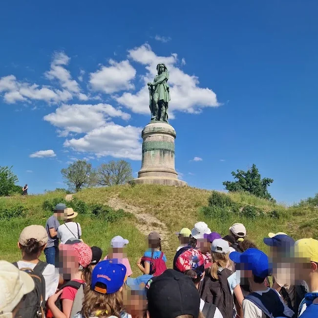 Les élèves de CE2 au pied de la statue de Vercingétorix, sur le mont Auxois Les élèves de CE2 au pied de la statue de Vercingétorix, sur le mont Auxois