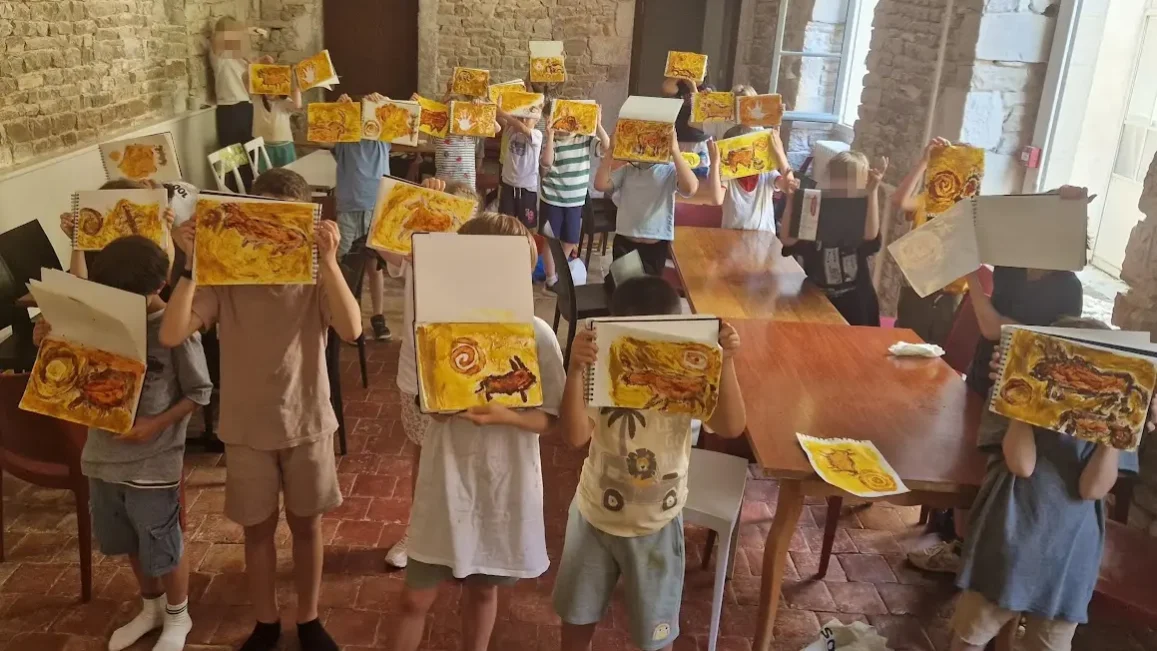 Les élèves montrent leurs peintures pariétales à l'ocre jaune