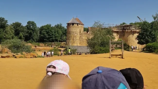Le chantier médiéval du château de Guédelon vu par les élèves de CE2