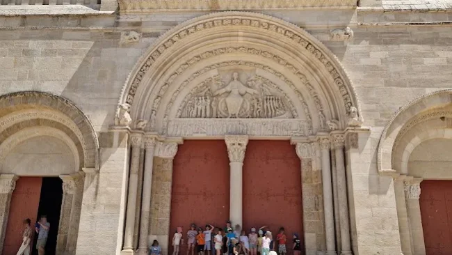 Les élèves devant la façade de la basilique Sainte-Marie-Madeleine de Vézelay