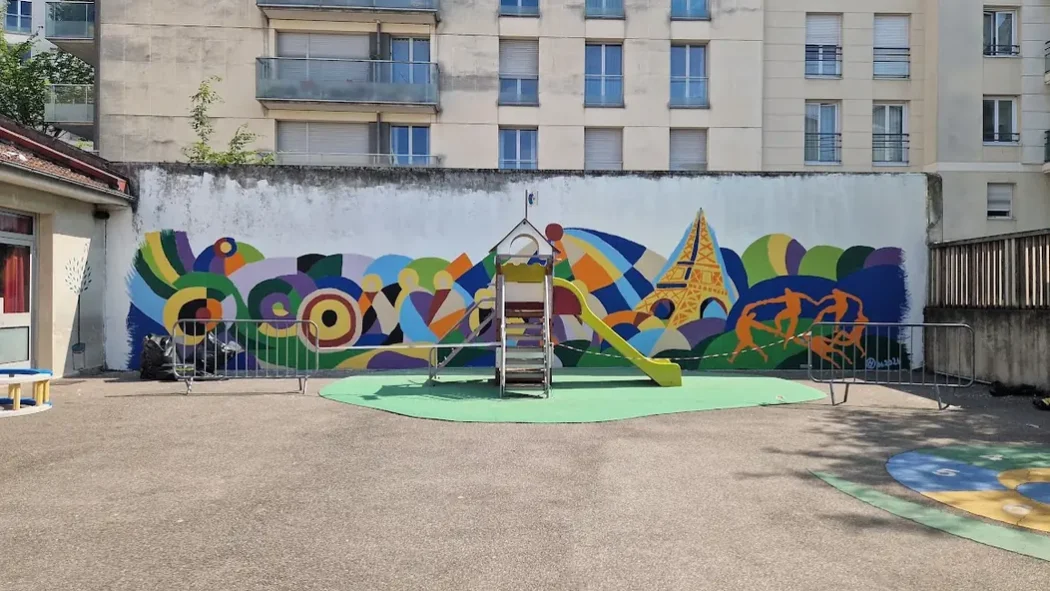 Vue large de la cour des maternelles et de la fresque achevée