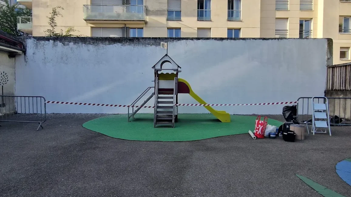 Le mur blanc de la cour des maternelles de l'école Notre-Dame des Lilas avant la fresque